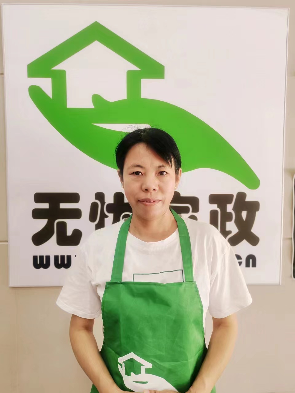 住家保姆。做家務:照顧能自理老人
