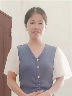 住家保姆。做家務(wù):照顧半自理老人