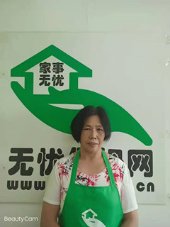 住家保姆。做家務(wù)